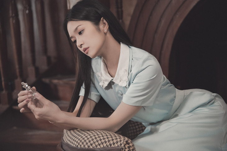 Trong MV Sự mập mờ, Suni Hạ Linh tiếp tục một mình “cân” toàn bộ khâu diễn xuất, tương tự như sản phẩm Ngỏ lời trong dự án Single ❤️ Single