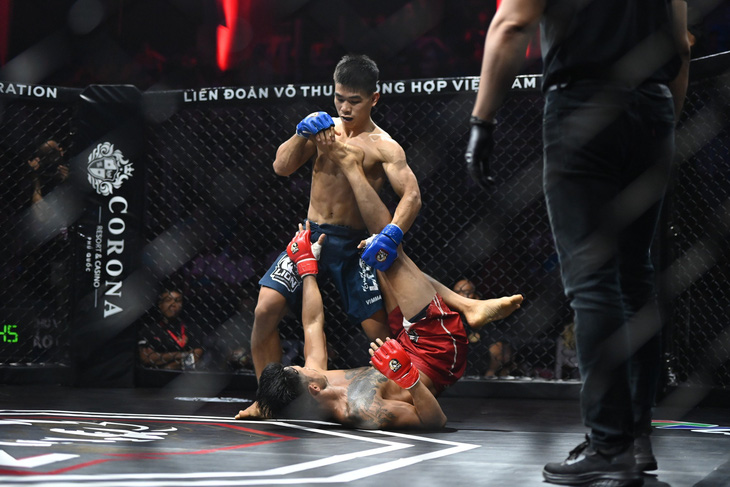 Với bộ kỹ năng khóa siết của jiujitsu, Trần Ngọc Lượng áp đảo Trần Minh Nhựt - Ảnh: MMA LION