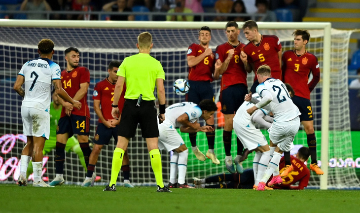 Tình huống báo Tây Ban Nha cho rằng U21 Anh đã phạm luật trong bàn thắng mở tỉ số - Ảnh chụp màn hình