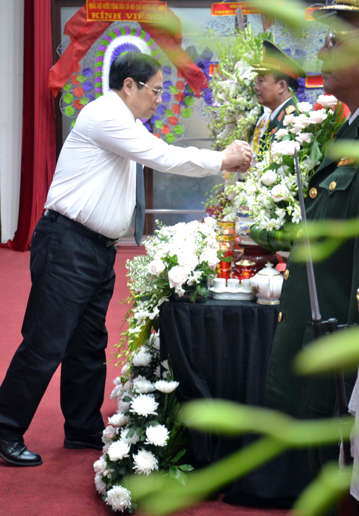 Thủ tướng Phạm Minh Chính thắp hương viếng lễ tang ông Lê Phước Thọ - Ảnh: PHONG CAO