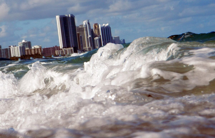 Thị trường nhà ở ven biển đã giảm giá chưa đủ bù đắp nguy cơ nước biển dâng - Ảnh: BLOOMBERG