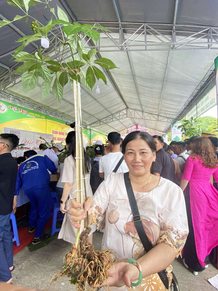 Bà Lan với cây sâm 45 năm tuổi, được rao bán với giá 75 triệu đồng - Ảnh: LÊ TRUNG