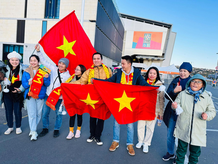 Kiều bào Việt Nam tại New Zealand hào hứng đến sân cổ vũ đội tuyển Việt Nam đối đầu Hà Lan