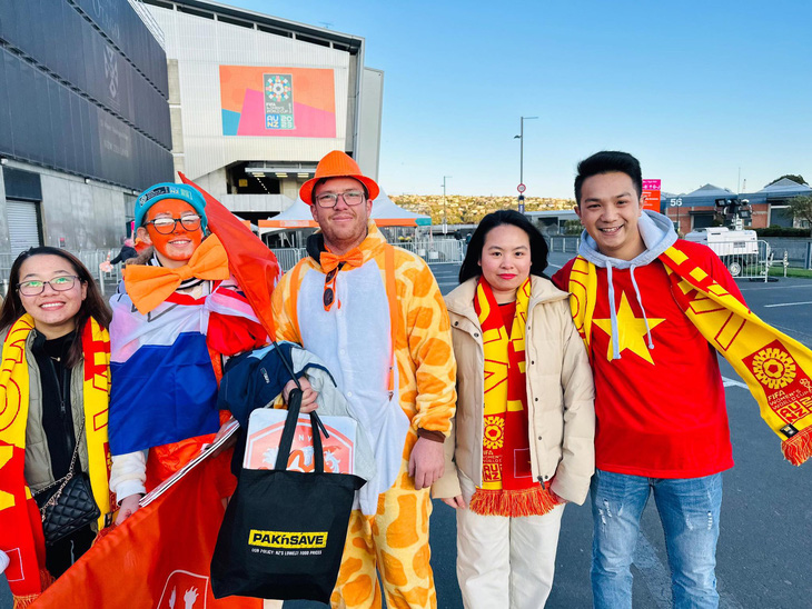 CĐV Việt Nam và Hà Lan trước trận đấu tại sân Dunedin - Ảnh: TRUNG NGHĨA