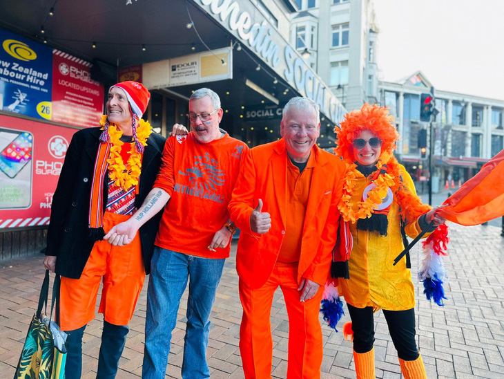 Nhóm CĐV Hà Lan vui vẻ ở TP Dunedin