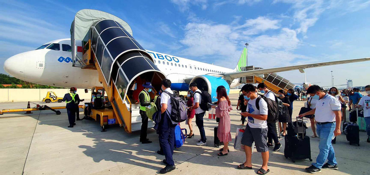 Hành khách chuẩn bị lên máy bay Bamboo Airways - Ảnh: C.T.