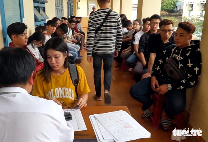 Người dân làm thủ tục thi lấy bằng lái xe tại một trung tâm sát hạch trên địa bàn TP.HCM - Ảnh: C.T