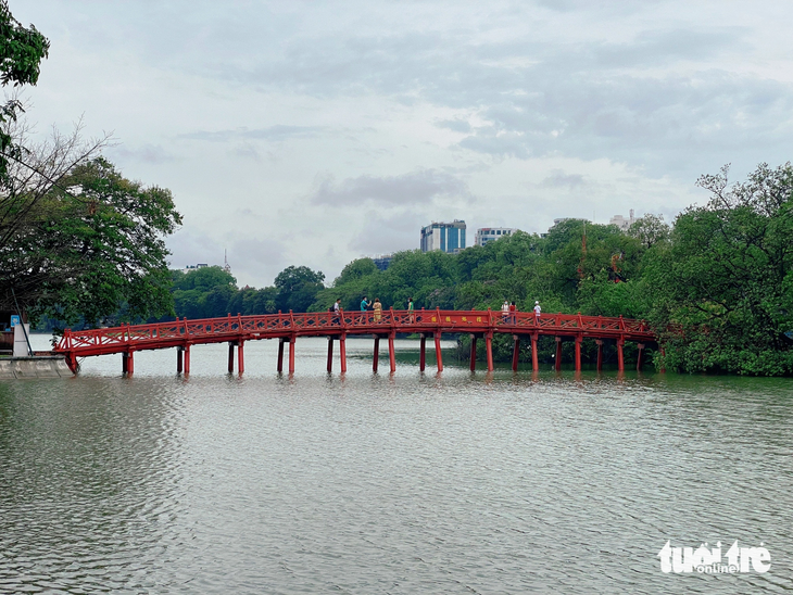 Quận Hoàn Kiếm là trung tâm văn hóa lớn của thủ đô. Trong ảnh: Cầu Thê Húc bắc qua hồ Hoàn Kiếm đi vào đền Ngọc Sơn - Ảnh: PHẠM TUẤN