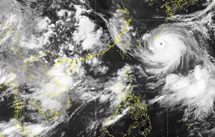 Ảnh mây vệ tinh thấy rất rõ bão Khanun đang hoạt động ở vùng biển phía đông Đài Loan - Ảnh: NCHMF