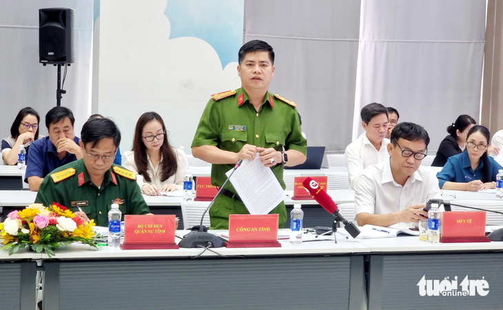 Đại tá Ngô Xuân Phú - phó giám đốc Công an tỉnh Bình Dương - trả lời tại cuộc họp báo chiều 1-8 - Ảnh: BÁ SƠN