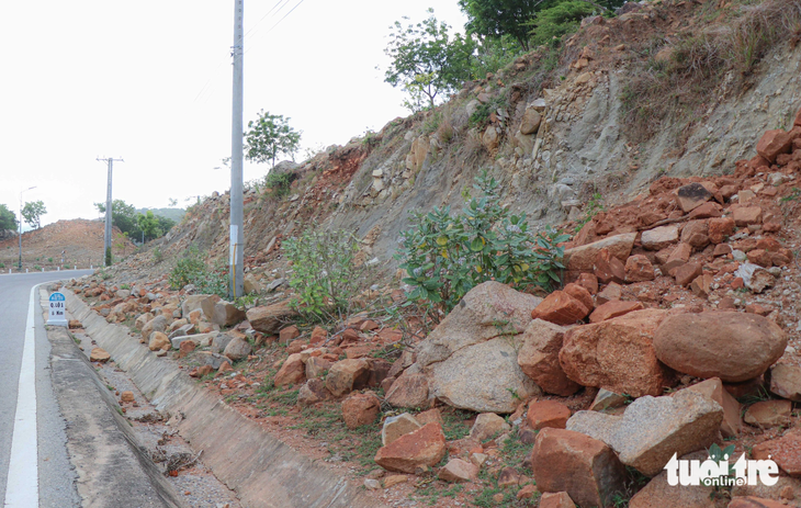 Trên tuyến đường ven biển đoạn từ xã Phước Diêm đến xã Phước Dinh (huyện Thuận Nam) có nhiều vị trí dễ sạt lở đất đá từ trên núi xuống mặt đường - Ảnh: DUY NGỌC