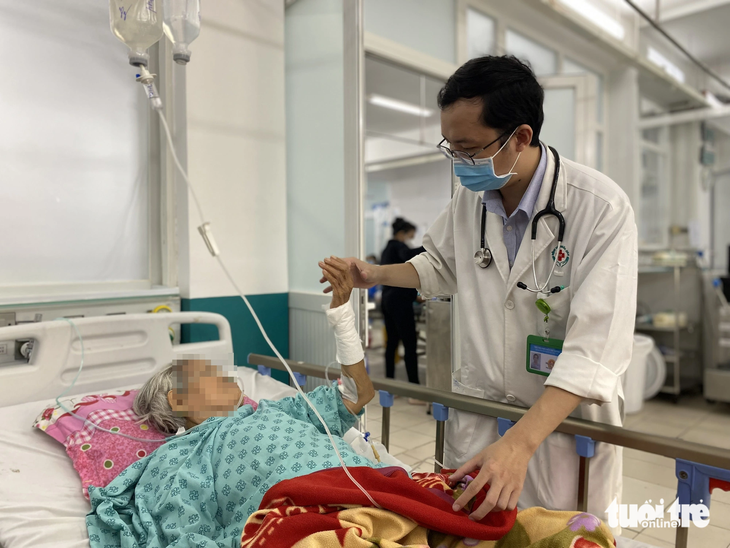 Bệnh nhân từng bị đột quỵ được điều trị tại khoa bệnh lý mạch máu não Bệnh viện Nhân dân 115 (TP.HCM) - Ảnh: XUÂN MAI