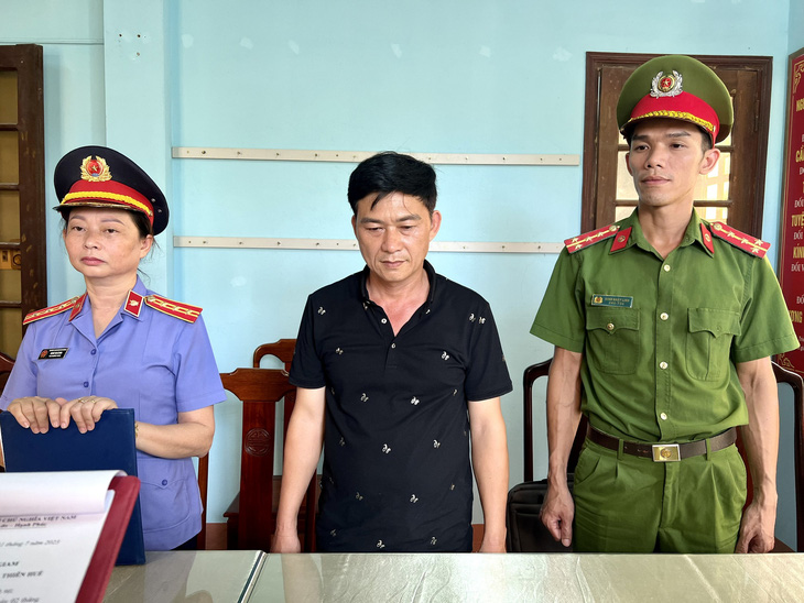 Ông Đặng Quốc Trung, giám đốc Công ty TNHH Thạch Phú Hưng (khai thác khoáng sản ở Huế), bị công an khởi tố, bắt tạm giam vì có hành vi khai thác đá lậu - Ảnh: TRẦN HỒNG