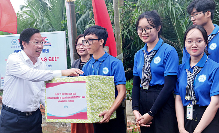 Chủ tịch UBND TP.HCM Phan Văn Mãi đi thăm và tặng quà chiến sĩ Mùa hè xanh 2023 Trường ĐH Kinh tế - Luật (ĐH Quốc gia TP.HCM) tại Bến Tre - Ảnh: Q.L.