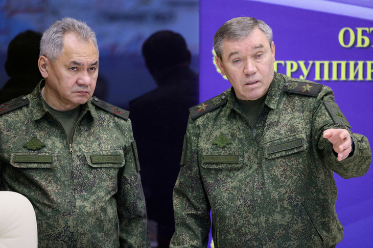 Bộ trưởng Quốc phòng Nga Sergei Shoigu (trái) và tổng chỉ huy các lực lượng Nga tại Ukraine Valery Gerasimov - Ảnh: REUTERS