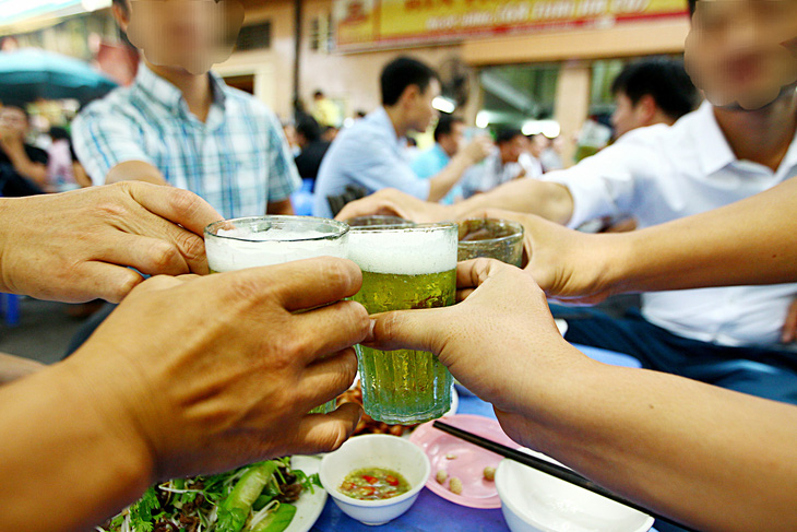 Dzô dzô bia hơi rền phố Nguyễn Thúc Kháng, Hà Nội - Ảnh: NGUYỄN KHÁNH