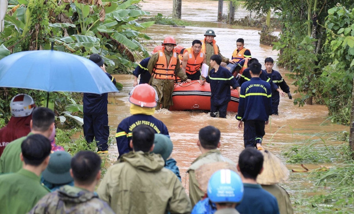 Lực lượng chức năng đưa người dân ngập lụt ở TP Gia Nghĩa đến nơi an toàn - Ảnh: M.PHƯƠNG