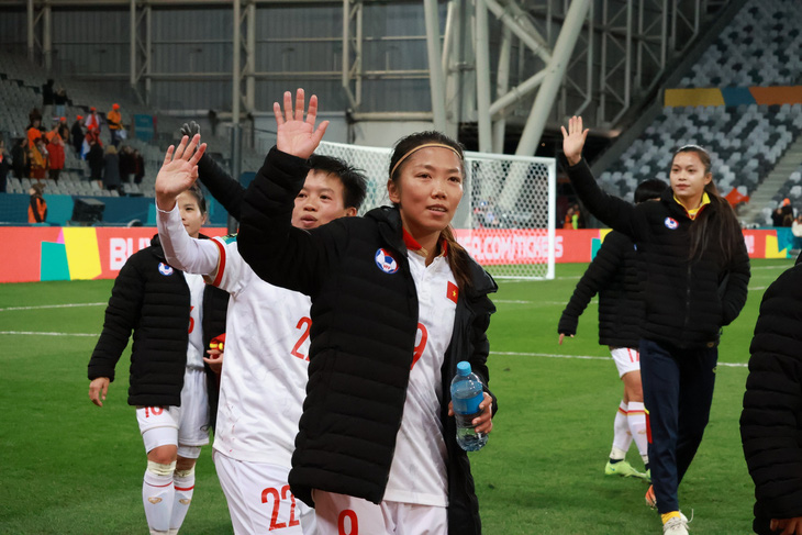 Huỳnh Như và các cầu thủ nữ Việt Nam chào CĐV Việt Nam tại New Zealand sau trận gặp Hà Lan - Ảnh: TRUNG NGHĨA