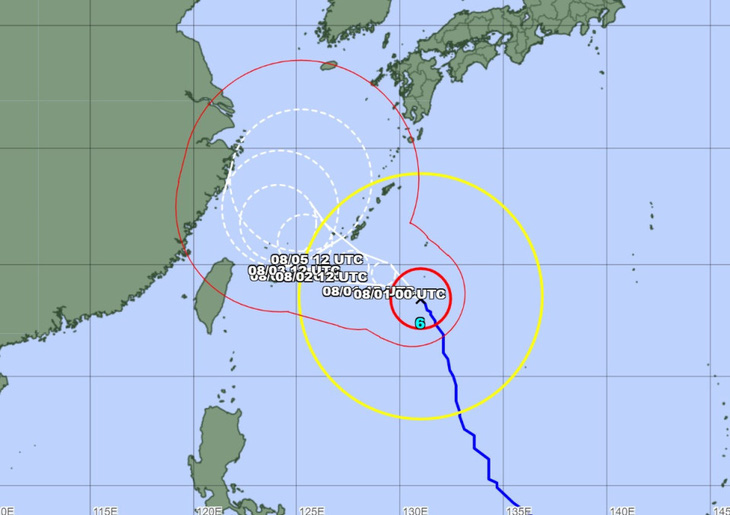 Bão Khanun dự kiến sẽ mạnh lên tại chuỗi đảo Okinawa, Nhật Bản, trong ngày 2-8 - Ảnh: KYODO NEWS