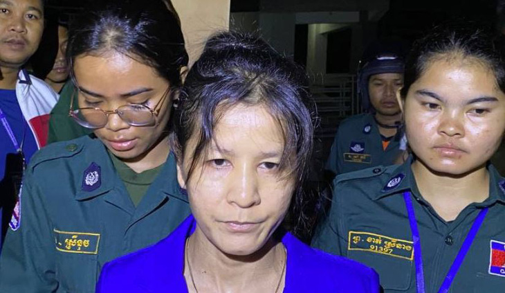 Cảnh sát Phnom Penh bắt bà Phi Ouk - Ảnh: KHMER TIMES