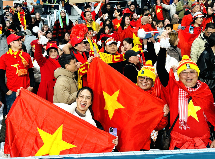 Người hâm mộ Việt Nam cổ vũ đội tuyển trong trận đấu với Hà Lan chiều 1-8 - Ảnh: TRUNG NGHĨA