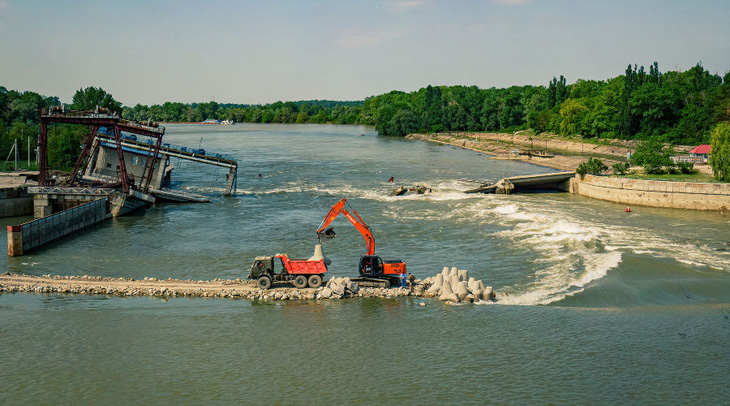 Tổ hợp thủy điện Fedorovsky ở sông Kuban được xây dựng từ năm 1964 bất ngờ bị vỡ vào ngày 22-4-2022 gây ảnh hưởng nặng nề đến vựa lúa chính ở Nga - Ảnh: YUGA