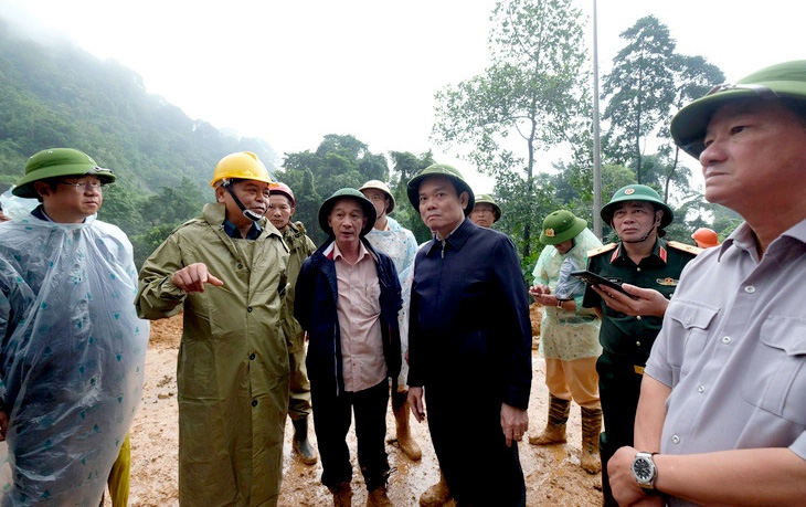 Phó thủ tướng Trần Lưu Quang kiểm tra, chỉ đạo tại hiện trường vụ sạt lở đất tại đèo Bảo Lộc - Ảnh: M.V.