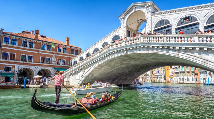 Thuyền gondola đang chở khách tại Venice, Ý - Ảnh: GETTY IMAGES