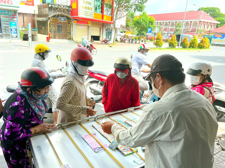 Anh Phan Thanh Hải, chủ đại lý vé số cấp 3 ở Sóc Trăng hiểu nỗi vất vả của người bán vé số dạo nên để lại hoa hồng 1.200 đồng/tờ - Ảnh: KHẮC TÂM