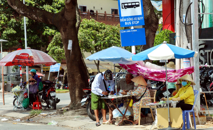 Tại đường Hòa Bình, quận Ninh Kiều (Cần Thơ) có rất nhiều điểm bán vé số cố định. Đây là nghề mưu sinh được nhiều người nghèo tại Cần Thơ lựa chọn - Ảnh: CHÍ QUỐC