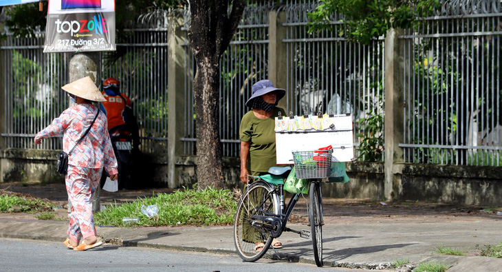 Người bán vé số dạo ở Cần Thơ - Ảnh: CHÍ QUỐC