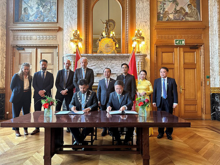 Phó chủ tịch UBND TP.HCM Dương Anh Đức (phải) và Phó thị trưởng Enes Yigit của TP Rotterdam ký kết bản ghi nhớ - Ảnh: Trung tâm báo chí TP.HCM