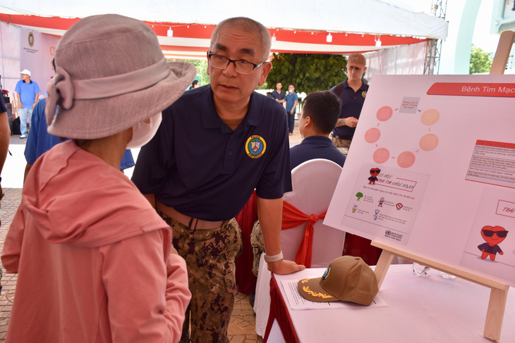 Đại tá Mark Minhduy Nguyễn đã 3 lần về Việt Nam thăm khám chữa bệnh cho người dân - Ảnh: MINH CHIẾN