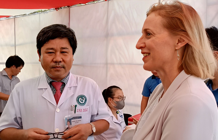 Bà Susan Burns, Tổng lãnh sự Hoa Kỳ tại TP.HCM, làm việc với các bác sĩ tại Bệnh viện đa khoa tỉnh Phú Yên- Ảnh: MINH CHIẾN