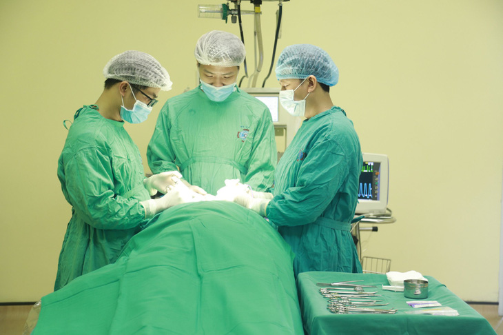 Phẫu thuật cho bệnh nhân ung thư tại Bệnh viện K - Ảnh: BVCC