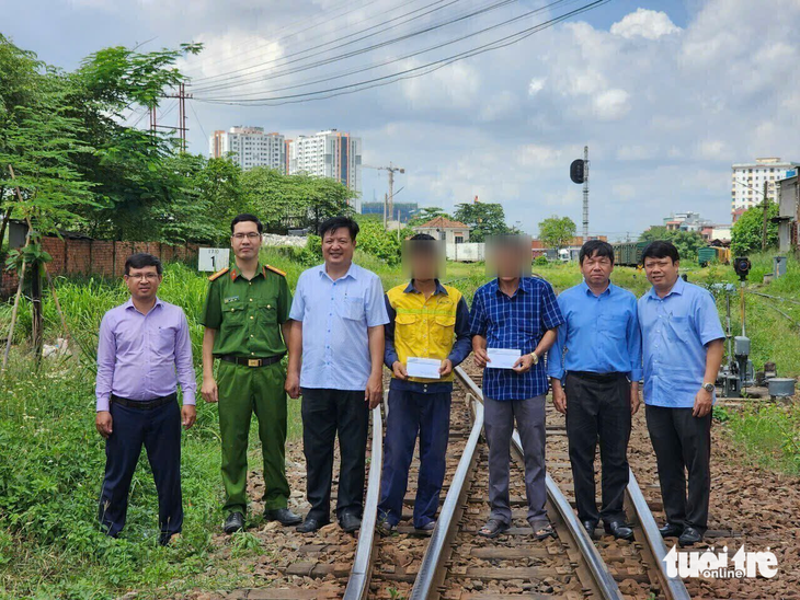 Lãnh đạo Công ty cổ phần Đường sắt Sài Gòn cùng lực lượng chức năng địa phương tặng quà cho người dân và nhân viên tuần đường sắt phát hiện vụ trộm - Ảnh: Công ty cổ phần Đường sắt Sài Gòn