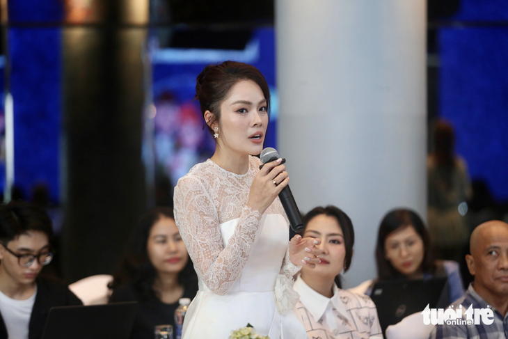 Á hậu, diễn viên Dương Cẩm Lynh đặt câu hỏi tại buổi tọa đàm - Ảnh: PHƯƠNG QUYÊN