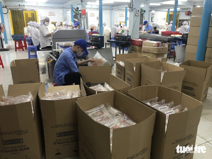 Đóng gói sản phẩm sau gạo tại Công ty cổ phần thực phẩm Bích Chi (TP Sa Đéc, tỉnh Đồng Tháp) - Ảnh: ĐẶNG TUYẾT