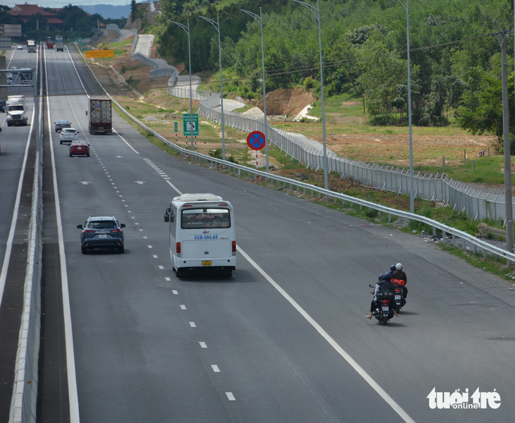 Hai xe máy chạy vào cao tốc Phan Thiết - Dầu Giây tại nút giao quốc lộ 55, huyện Hàm Tân, Bình Thuận - Ảnh: ĐỨC TRONG