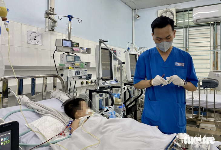 Điều trị trẻ mắc bệnh tay chân miệng nặng tại Bệnh viện Nhi đồng 1 (TP.HCM) - Ảnh: X.MAI 
