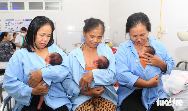 Những người bà ôm bé gái sinh tam thai chào đời an toàn tại Bệnh viện Sản Nhi Nghệ An - Ảnh: HOÀNG YẾN