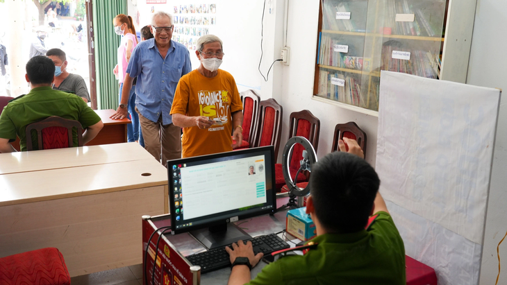 Sáng 8-8, người dân ở quận Tân Phú (TP.HCM) đến các điểm lưu động trên địa bàn để làm thủ tục đăng ký định danh mức 2 - Ảnh: HỮU HẠNH