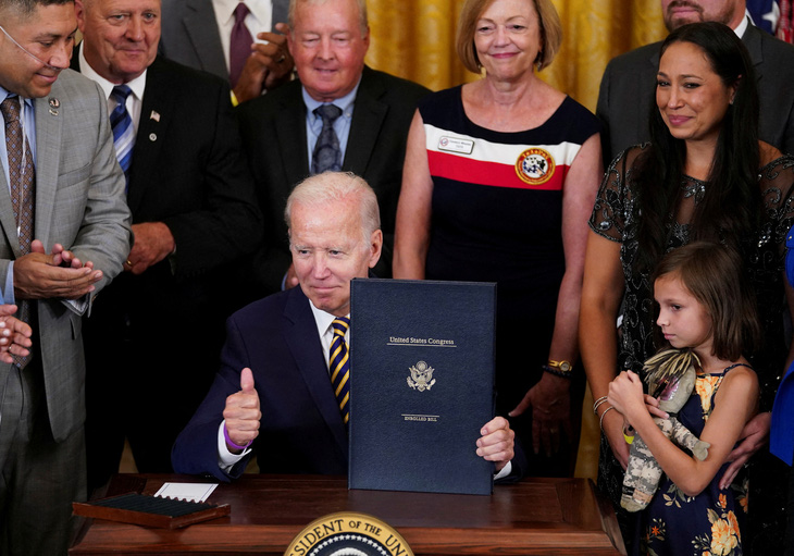 Tổng thống Mỹ Biden đang theo đuổi "Bidenomics" trong nỗ lực tái tranh cử vào năm 2024. Trong ảnh: Ông Biden ký một đạo luật hồi tháng 8-2022 - Ảnh: REUTERS