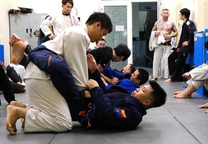 Các võ sĩ CLB BJJ Hà Nội tập luyện, đây là CLB BJJ đầu tiên ở Hà Nội, ra đời năm 2010 - Ảnh: TRẦN ĐOÀN LINH