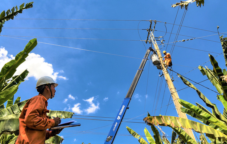 Nhân viên điện lực các tỉnh phía Nam kiểm tra hệ thống điện, bảo đảm các phương án cấp điện an toàn trong mùa mưa bão 2023- Ảnh: Cty cung cấp
