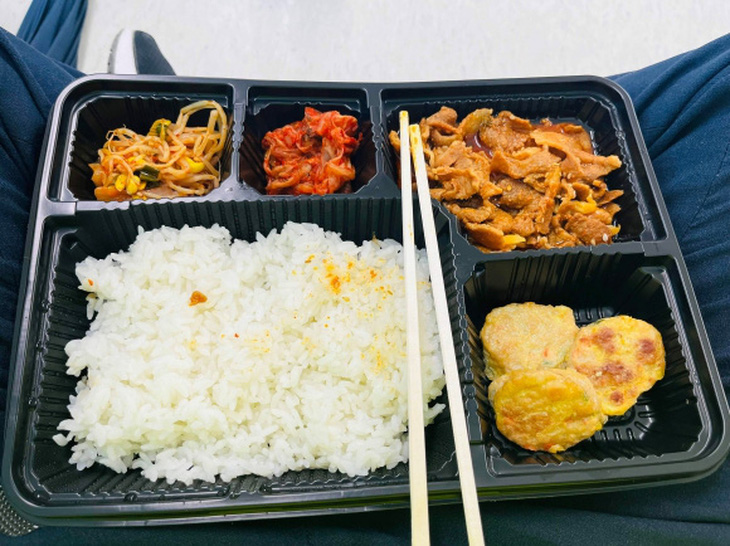 Hộp cơm dành cho các tình nguyện viên gây tranh cãi vì giá quá chát - Ảnh: SEOUL SHINMUN
