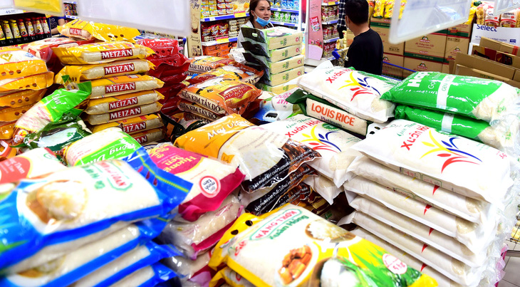 Nhiều thương hiệu gạo được đưa lên kệ hàng để người tiêu dùng lựa chọn trong siêu thị tại TP.HCM  - Ảnh: QUANG ĐỊNH