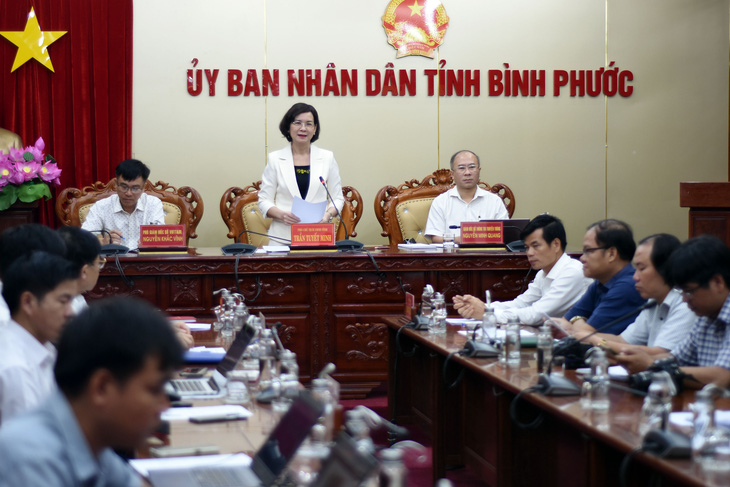 Phó chủ tịch UBND tỉnh Bình Phước Trần Tuyết Minh thông tin tại buổi họp báo - Ảnh: A LỘC