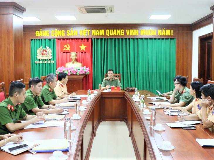 Công an tỉnh Hà Tĩnh tổ chức buổi làm việc để làm rõ ai là chủ nhân chiếc xe biển tứ quý 8 - Ảnh: CACC