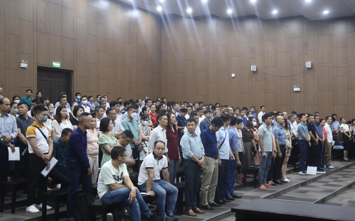 Hơn 140 người dân mua nhà của ông Lê Thanh Thản đến tòa với tư cách bị hại - Ảnh: DANH TRỌNG